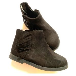 Girls’ Old Navy suede-like fringe bootie, size 6